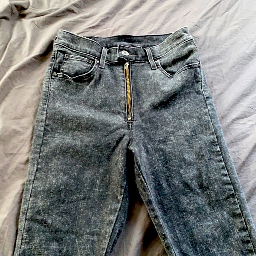 Stonewashed black high waisted skinny Levi’s